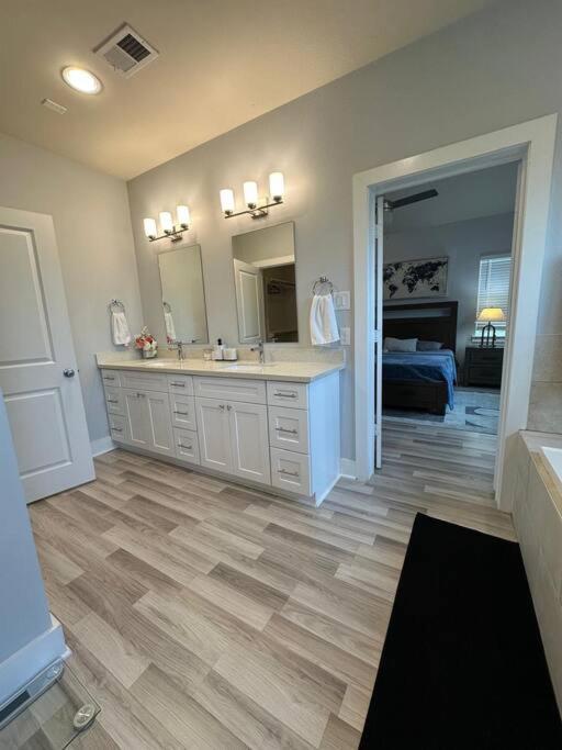 Modern Luxury 3 Bed 3 Bath With Workstation, 2 Car Garage! Сasa de vacaciones *