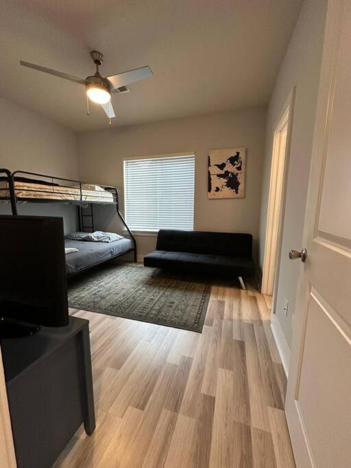Modern Luxury 3 Bed 3 Bath With Workstation, 2 Car Garage! Сasa de vacaciones Houston