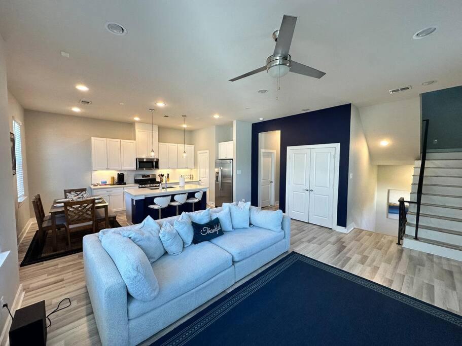 Сasa de vacaciones Modern Luxury 3 Bed 3 Bath With Workstation, 2 Car Garage! *