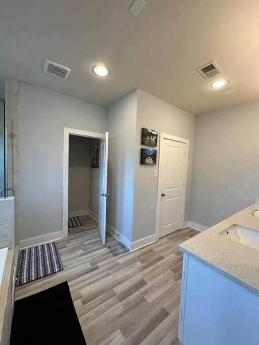 Modern Luxury 3 Bed 3 Bath With Workstation, 2 Car Garage! *