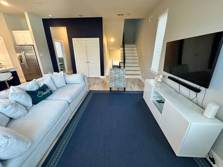 Modern Luxury 3 Bed 3 Bath With Workstation, 2 Car Garage! Сasa de vacaciones
