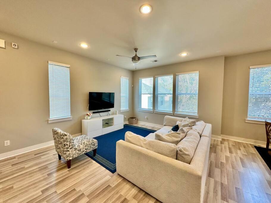 Modern Luxury 3 Bed 3 Bath With Workstation, 2 Car Garage! Сasa de vacaciones Houston
