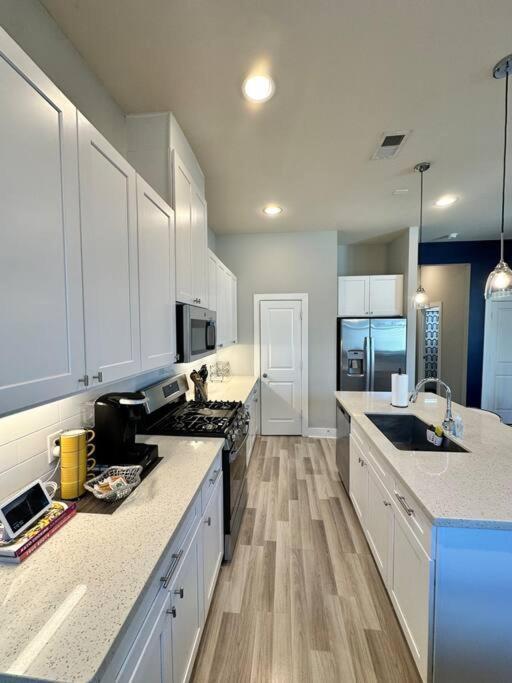 Сasa de vacaciones Modern Luxury 3 Bed 3 Bath With Workstation, 2 Car Garage!