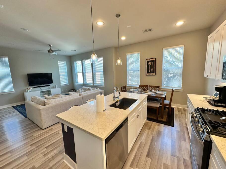Сasa de vacaciones Modern Luxury 3 Bed 3 Bath With Workstation, 2 Car Garage! *
