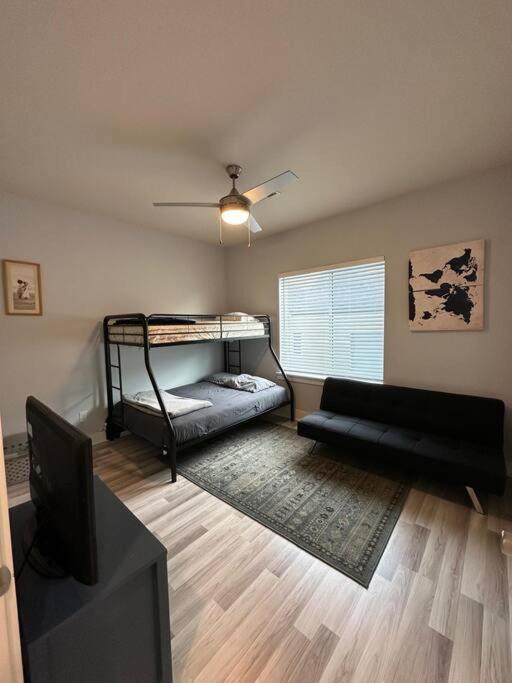 Modern Luxury 3 Bed 3 Bath With Workstation, 2 Car Garage! Сasa de vacaciones Houston