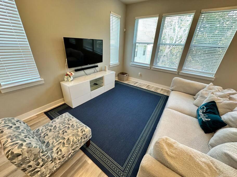 Modern Luxury 3 Bed 3 Bath With Workstation, 2 Car Garage! *