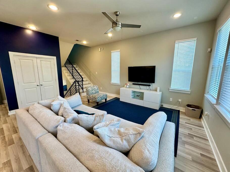 Modern Luxury 3 Bed 3 Bath With Workstation, 2 Car Garage! Houston